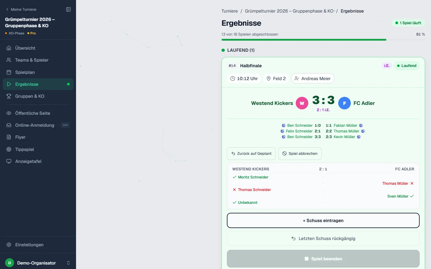 Live-Ergebnisse im Organisator-Portal erfassen, daneben die öffentliche Turnierseite auf dem Smartphone